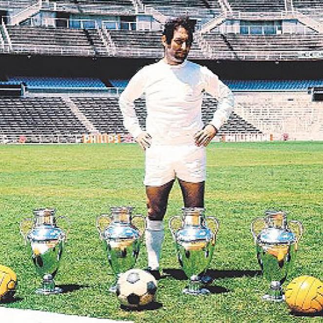 Camiseta entregada a los socios compromisarios en la asamblea homenajeando al presidente de honor del real Madrid 3