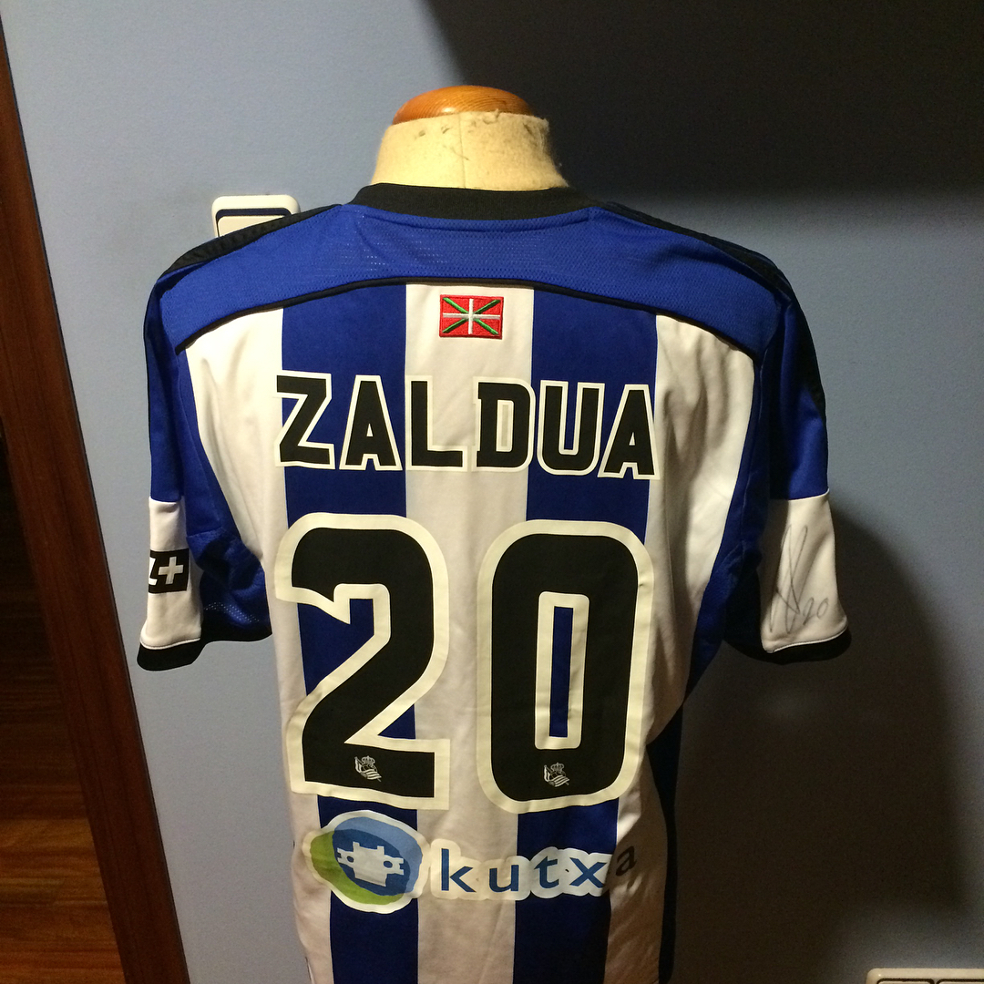 Camiseta Match worn usada por Zaldua en el partido Real Sociedad Real Madrid, firmada por toda la plantilla 2014/2015 2