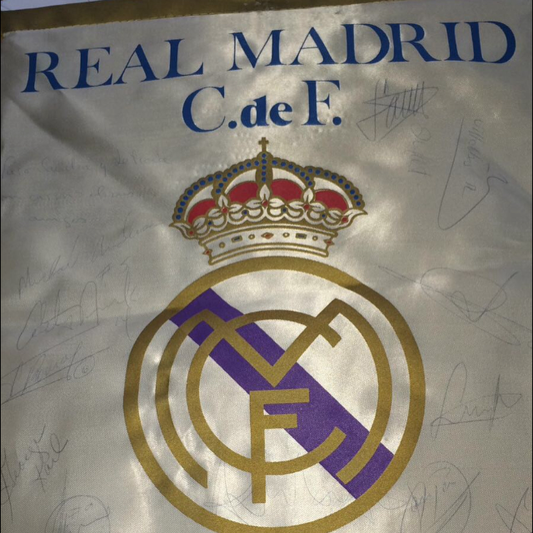 Haciendo una excepción a las camisetas  os enseño esta joya para los aficionados al Basket madridista