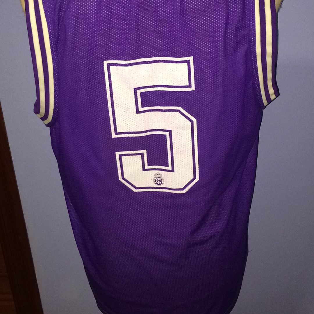 Camiseta Match de Isma santos, el único paisano que vistió la camiseta del Real Madrid de Basket, breve historia en h... 2