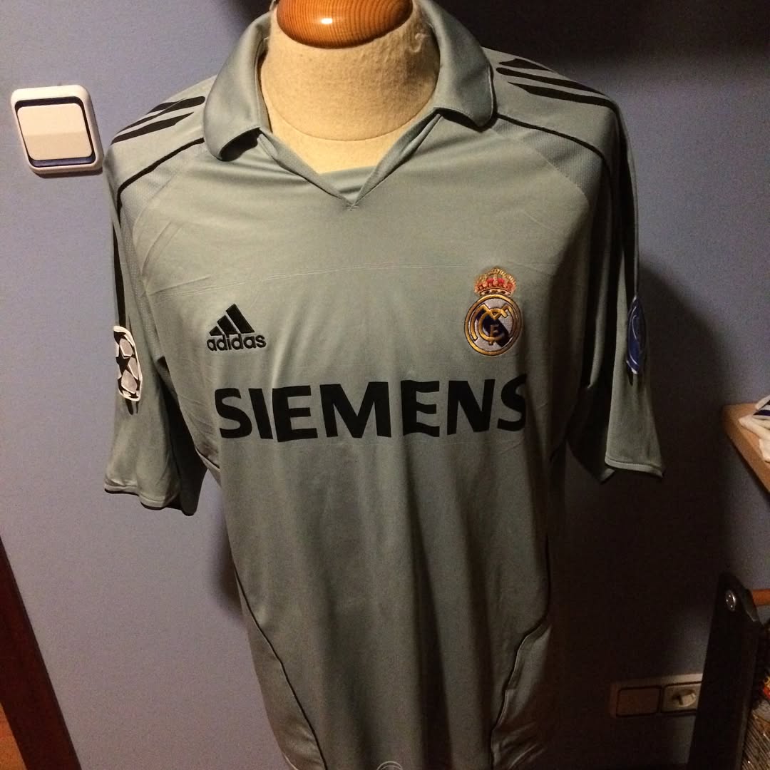 Siguiendo con la publicación de los más grandes del Real Madrid, hoy os enseñamos la camiseta Match de utilleria del ...