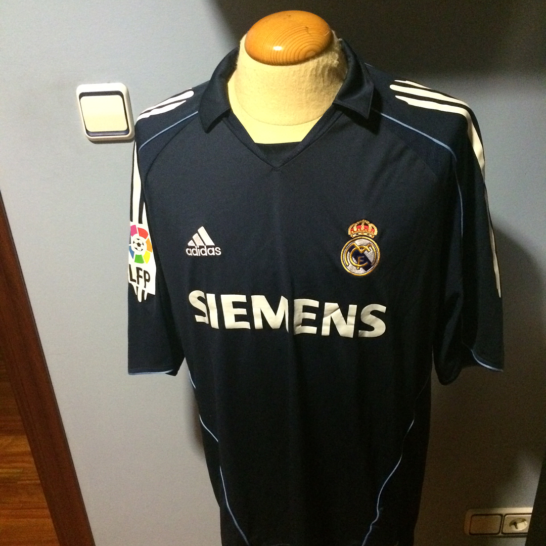 Camiseta Match Worn de uno de los mejores jugadores de la historia del fútbol, una de las mejores joyas del humilde m...