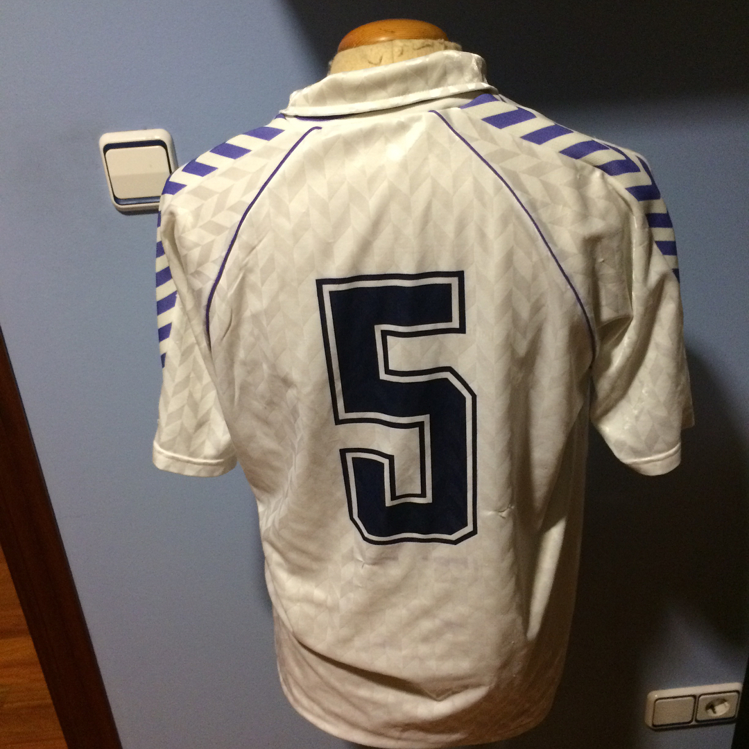 Camiseta Match Worn de Sanchís utilizada en la copa de Europa por eso le borran lo de Hummel 2