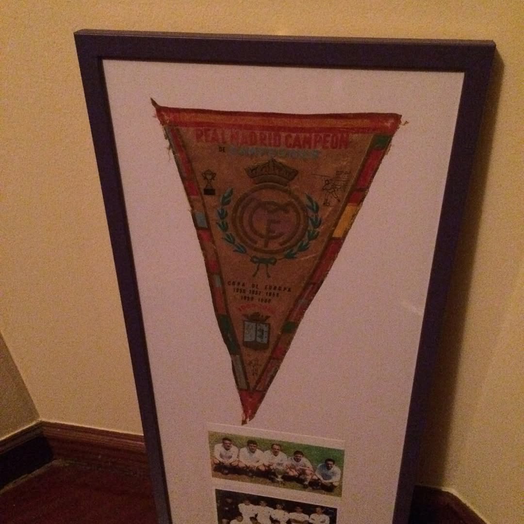 Banderín artesanal con motivo de la sexta copa de Europa, donado al museo por un gran amigo madridista 2