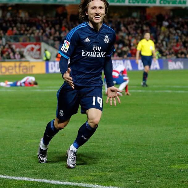 Camiseta Match Worn utilizada por Luka Modric en el partido de mestalla Valencia 2 Real Madrid 2 temporada 2015/2016 3