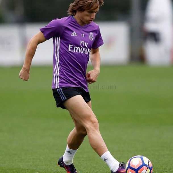 Camiseta Match Worn de entrenamiento utilizada por Luka Modric en Valdebebas en la temporada 2016/2017 año del doblete 3