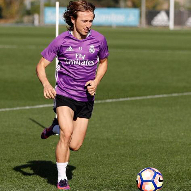 Camiseta Match Worn de entrenamiento utilizada por Luka Modric en Valdebebas en la temporada 2016/2017 año del doblete 4