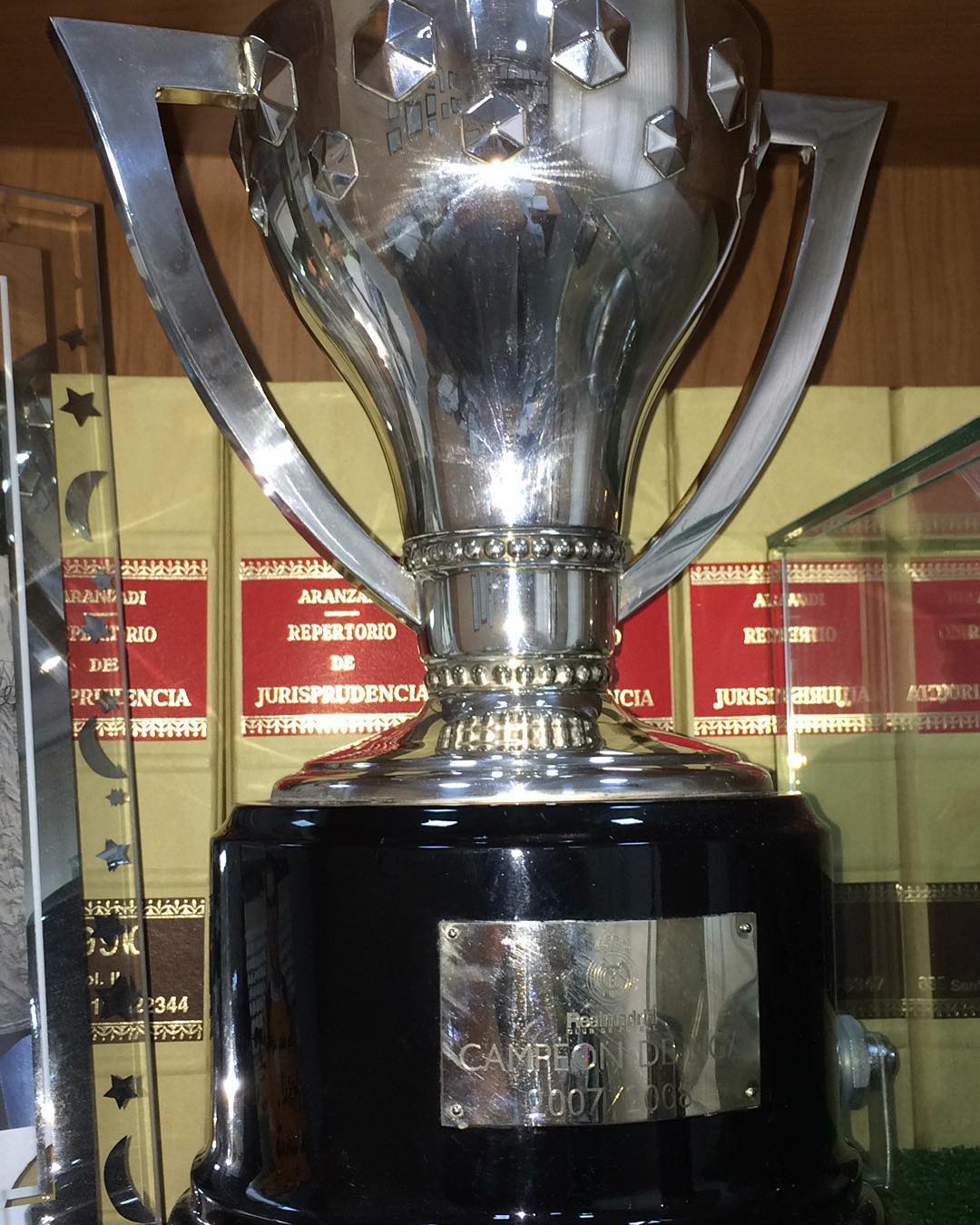 Copa de la liga temporada 2007/2008, entregadas a los jugadores de joyería alegre