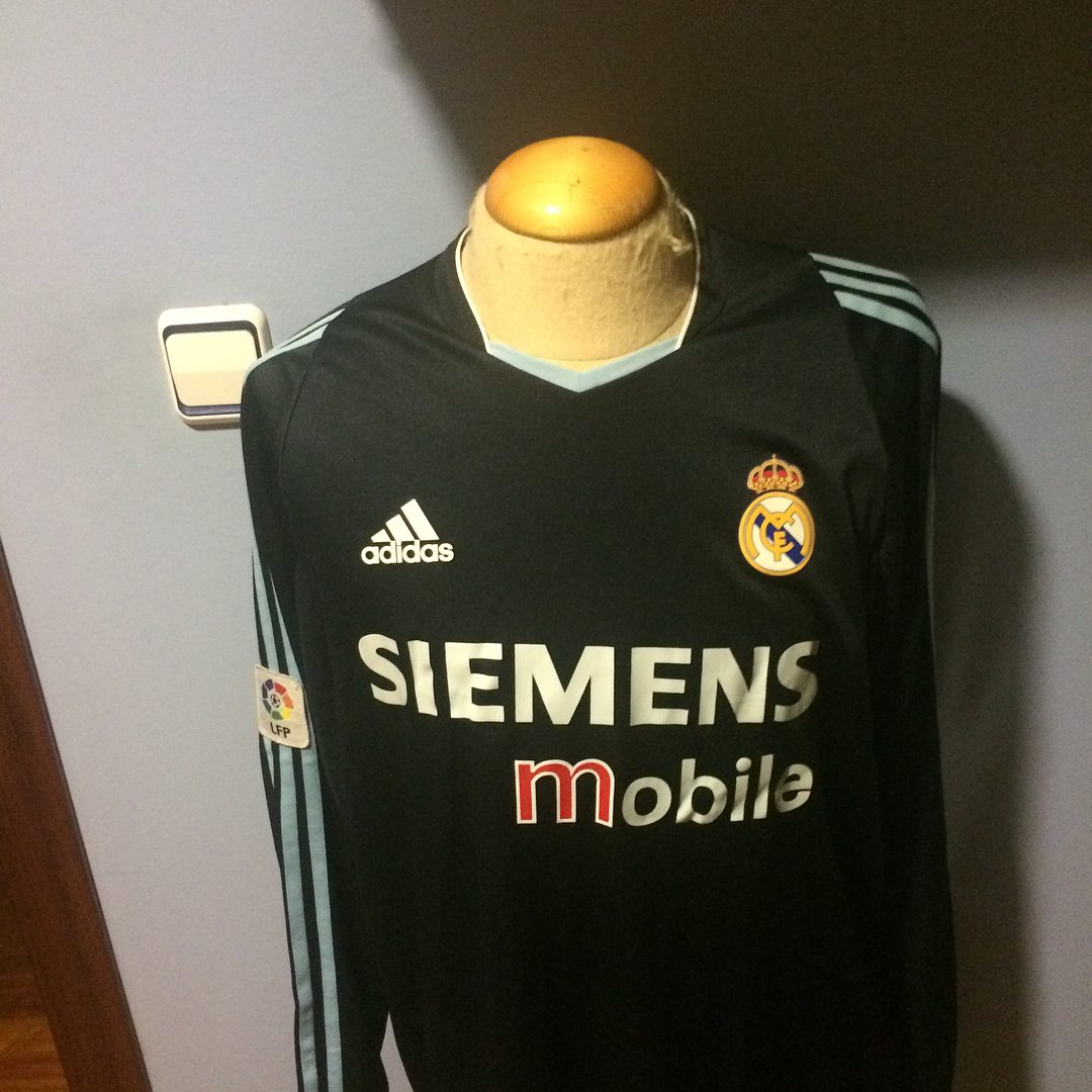 Una de las mejores camisetas de la colección Camiseta usada Match Worn por el mago Zidane en la jornada 9 en la Romar...