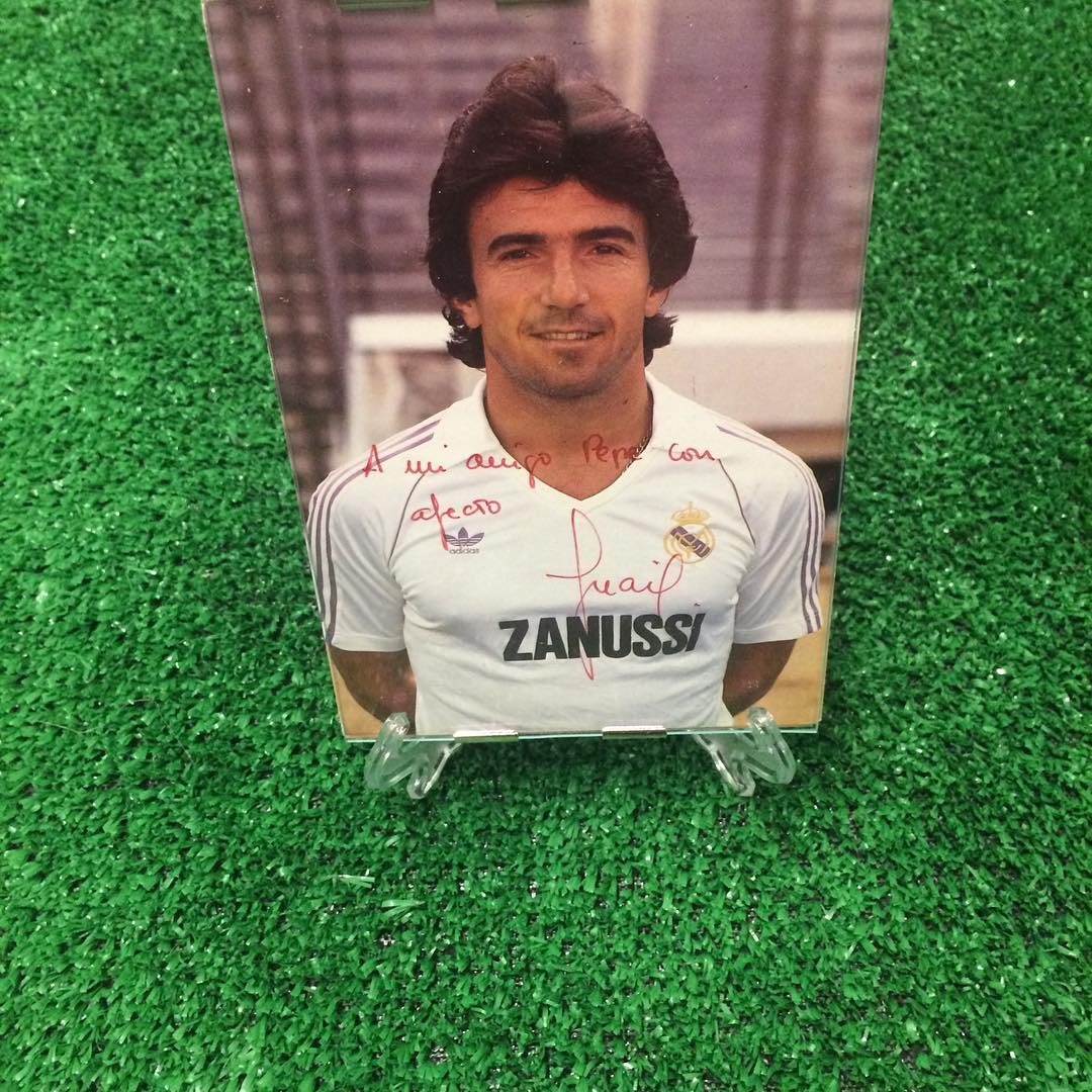 Foto firmada de puño y letra  por uno de los mejores 7 del Madrid y un gran madridista