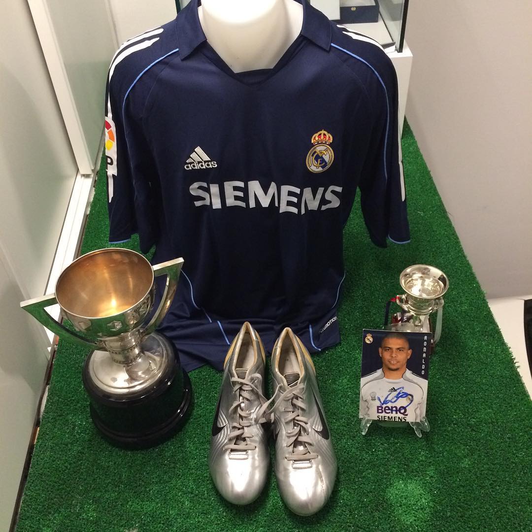 Espacio del #museomerengue dedicado o fenómeno Ronaldo con camiseta Match Worn de liga Zaragoza Real Madrid temporada...