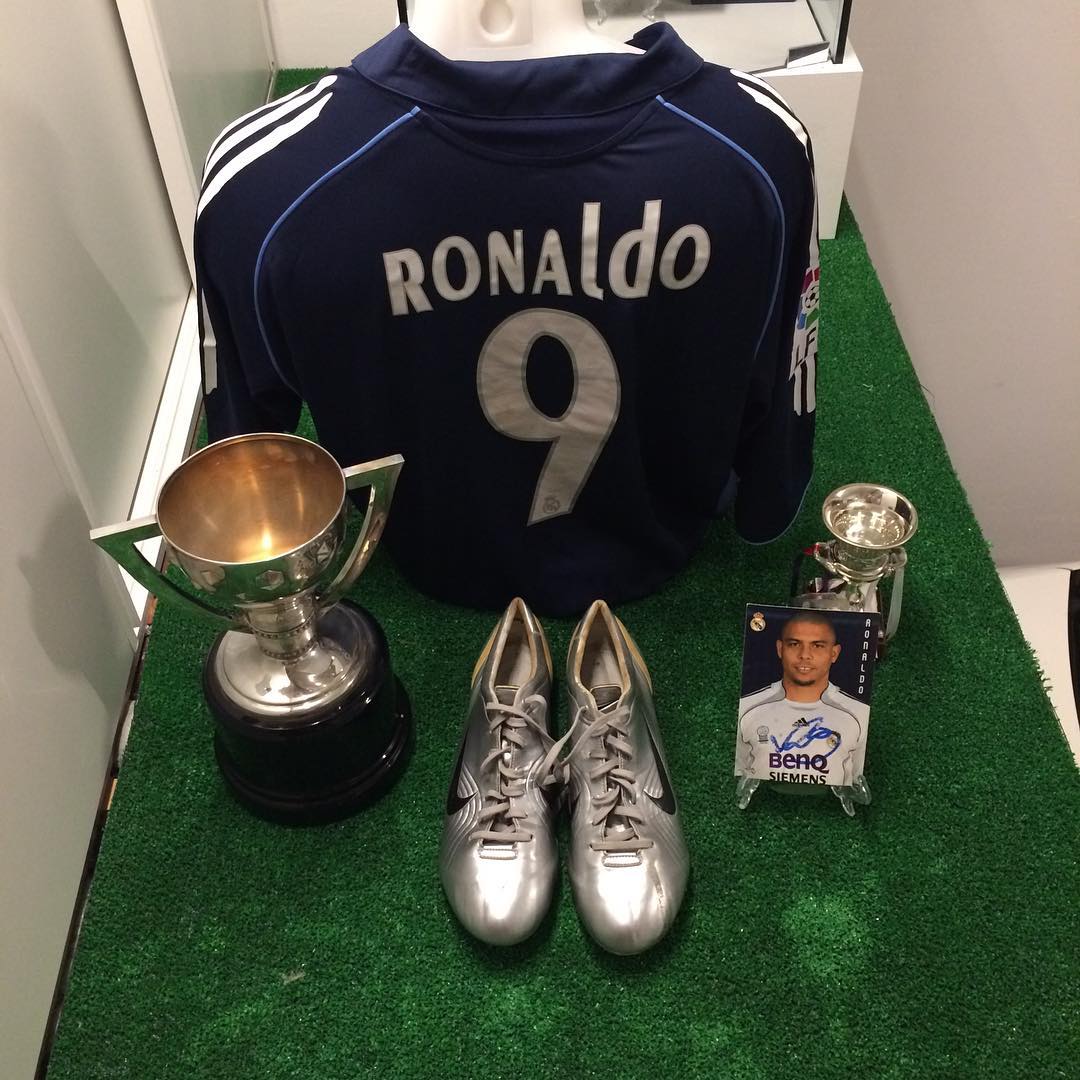 Espacio del #museomerengue dedicado o fenómeno Ronaldo con camiseta Match Worn de liga Zaragoza Real Madrid temporada... 2