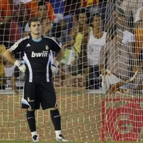 Camiseta match worn utilizada por Casillas en la final de la súper copa de España y regalada al acabar el partido 4