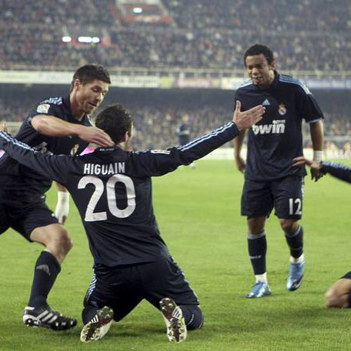 Camiseta Match worn utilizada por benzema en la jornada 14 de la temporada 2009/2010 Valencia 2 real Madrid 3 2