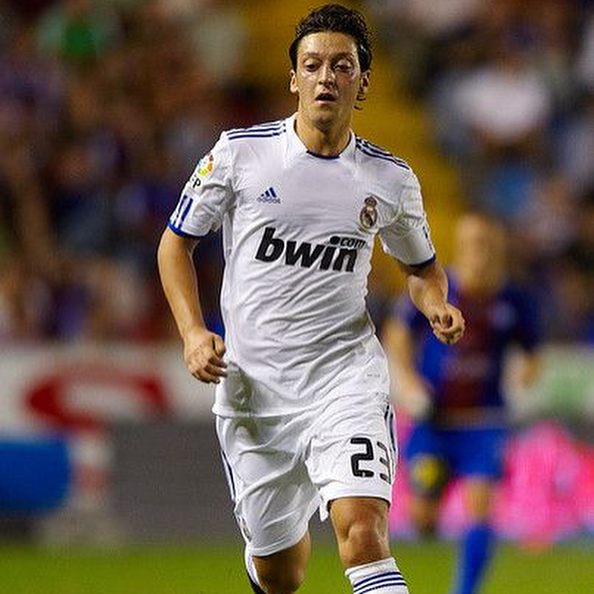 Camiseta Match worn usada por ozil en la jornada 5, todavía con restos del campo del Levante