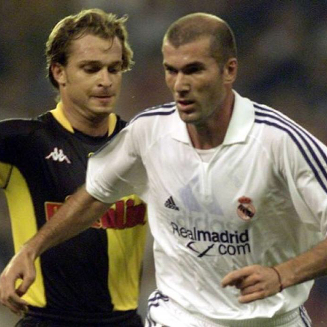 Una de las joyas mas bonitas del museo camiseta usada por el Mago Zizou en el Villarreal Real Madrid de la temporada ... 2