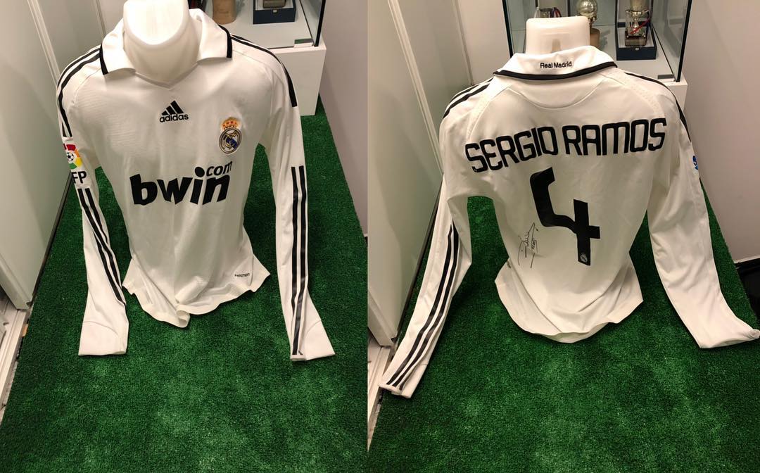 Camiseta usada por Sergio ramos y firmada de la temporada 2008/2009, partido Real Madrid 6 Betis 1