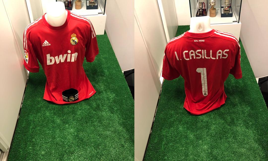 Camiseta usada Match worn por el santo Iker Casillas en la jornada 29 de la liga 2011/2012 en el partido contra el Vi...