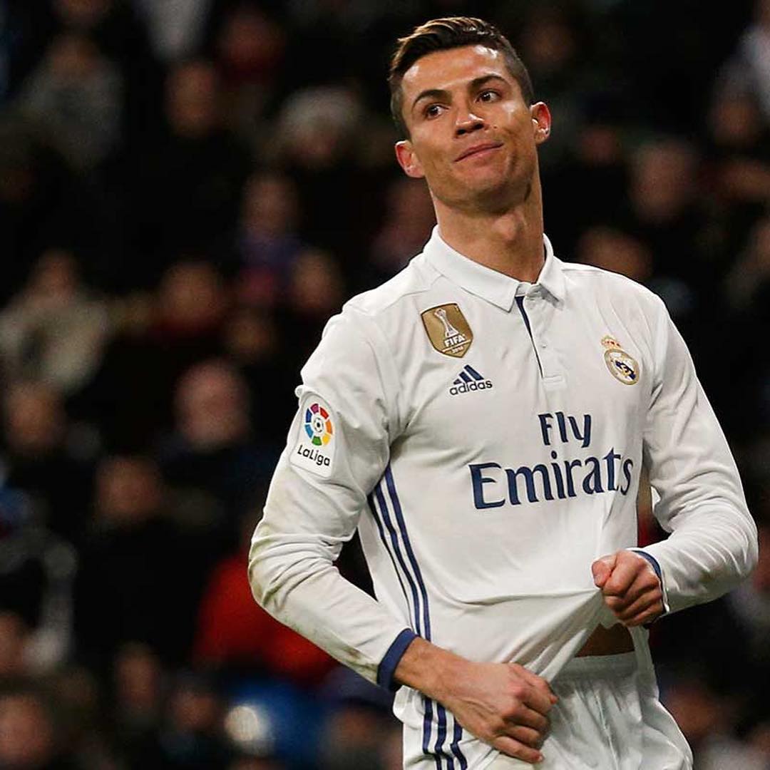 Camiseta Match worn Real madrid 3 Real Sociedad 0 de Cristiano Ronaldo firmada por el astro portugués al ser regalada 3