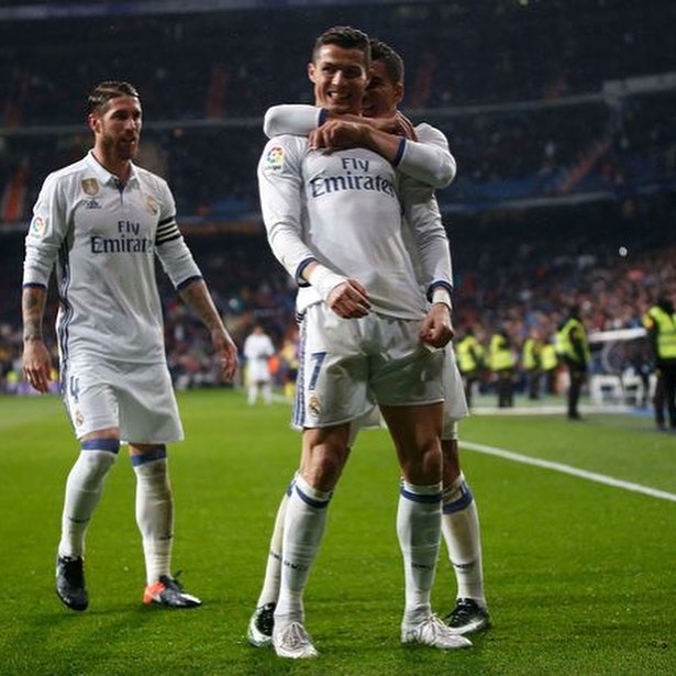 Camiseta Match worn Real madrid 3 Real Sociedad 0 de Cristiano Ronaldo firmada por el astro portugués al ser regalada 2