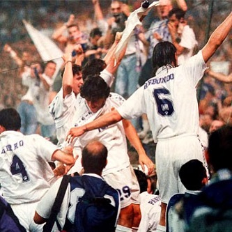 El gran Fernando redondo celebrando el título 96/97 de la liga de Capello con la zamarra del #museomerengue