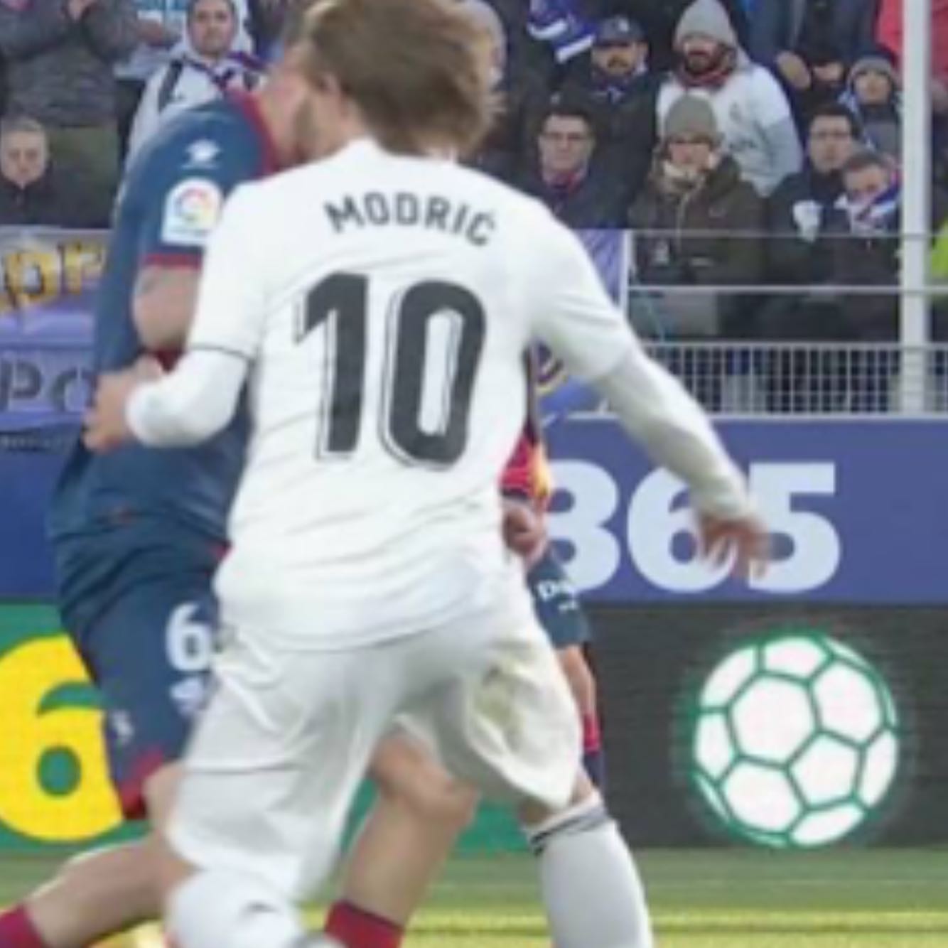 Camiseta Match worn de @lukamodric10 usada por él en el Huesca 0 Real Madrid 1, intercambiada al término del encuentro 3