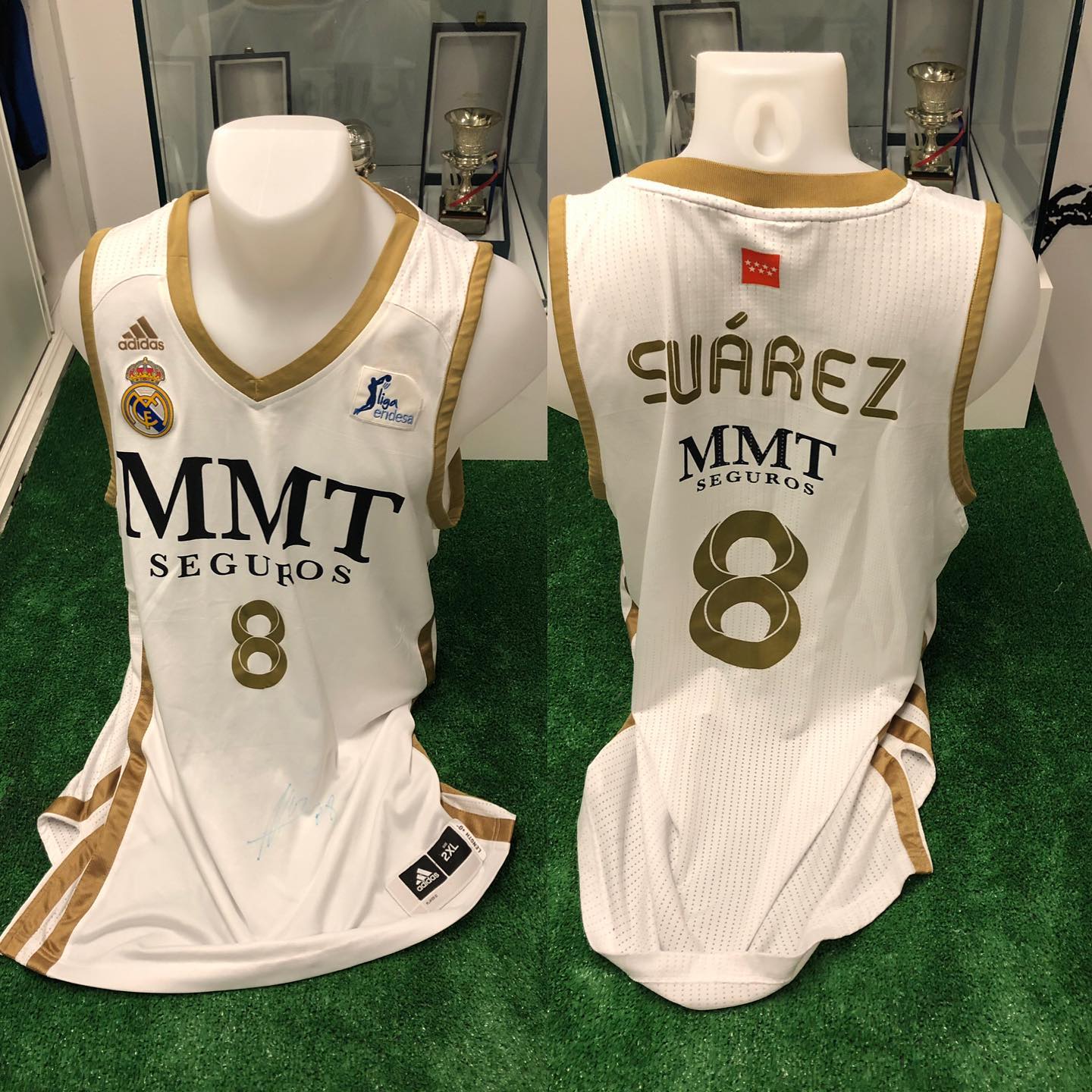 Camiseta Match usada por el gran @suarezcarlosweb en la temporada 2011/2012 con la que proclamó campeón de la copa de...