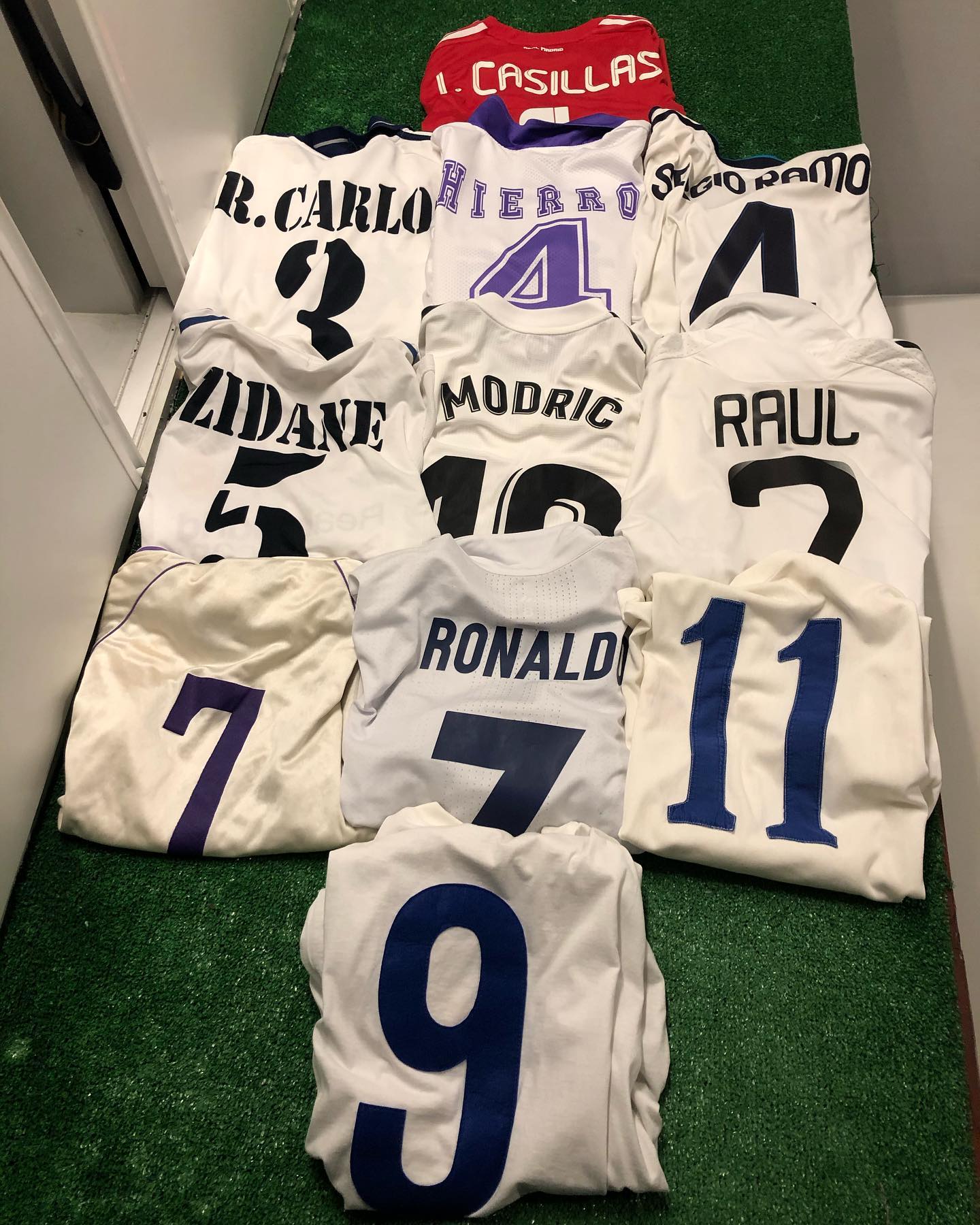 Desde el #museomerengue rendimos al once histórico Del Real Madrid con zamarras usadas por estes magos del Balón