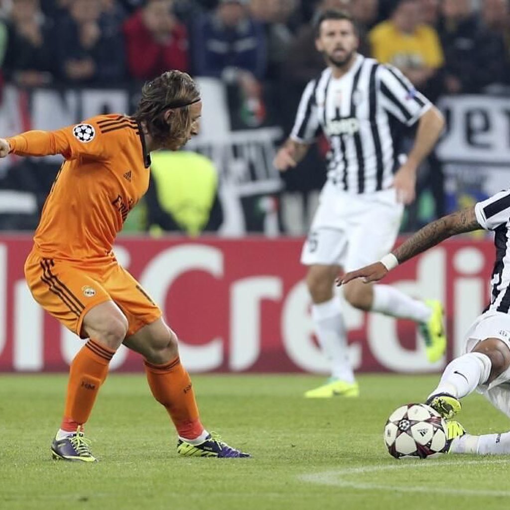 Recuerdo del partido de champions 2012/2013 en Turín donde el madrid empataría con la Juventus, con goles de bale y c...