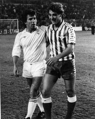 Que bonito era el fútbol de los 80 partido en el Bernabéu en la 81/82, abrazándose dos jugadorazos y amigos al acabar...