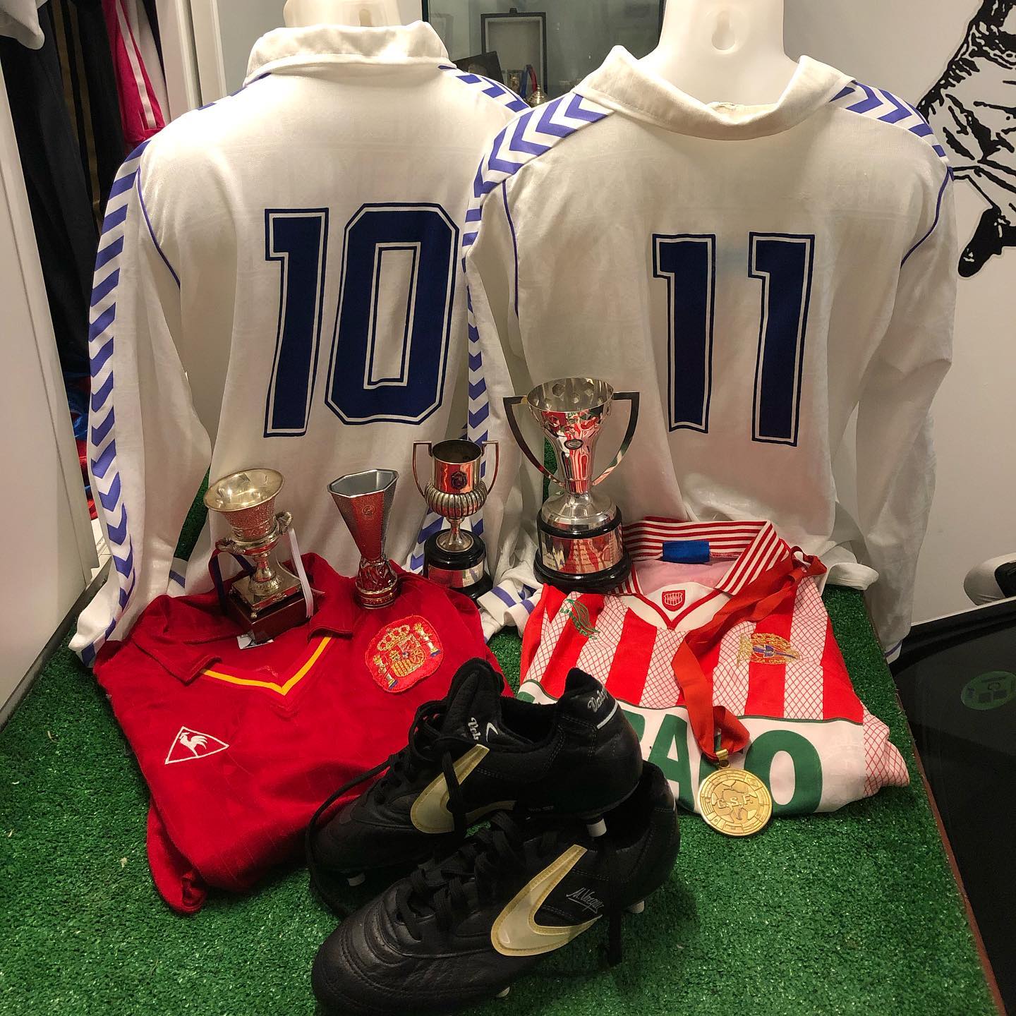 Rincón del #museomerengue dedicado a @rafamartinvazquez10 con las camisetas del @realmadrid usadas por él en las temp...